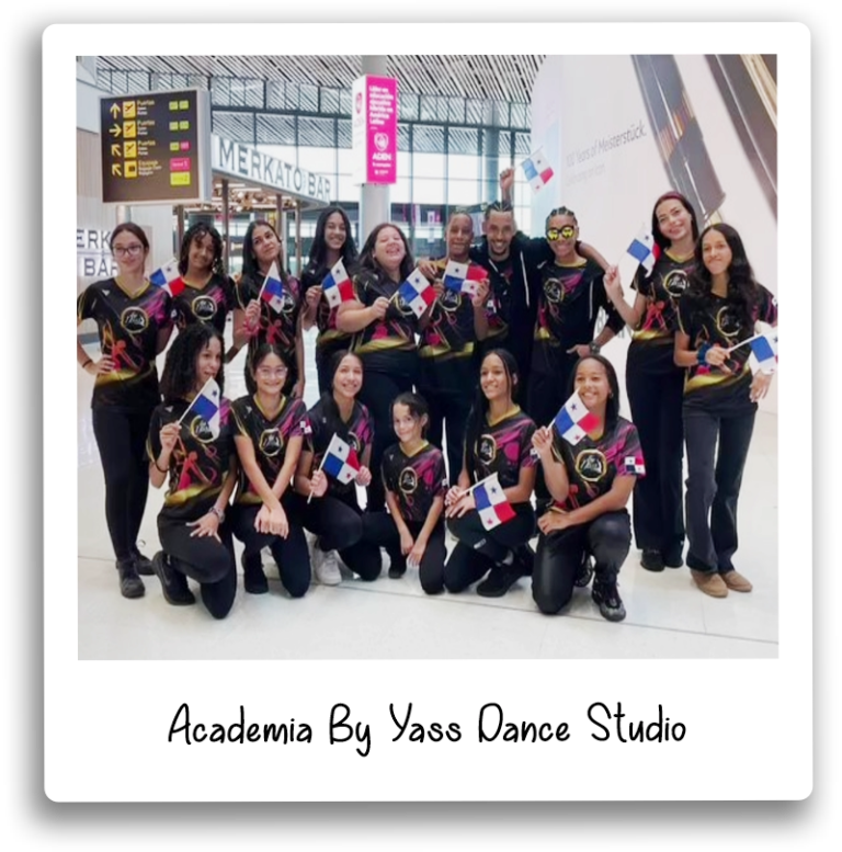 Grupo de niños de la Academia By Yass Dance Studio