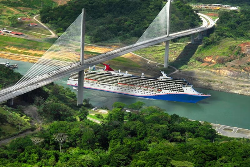Crucero de Carnival pasando por debajo del Puente Centenario en el Canal de Panamá