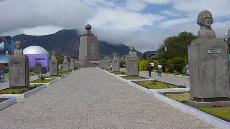 Monumento Ciudad Mitad del mundo en Ecuador