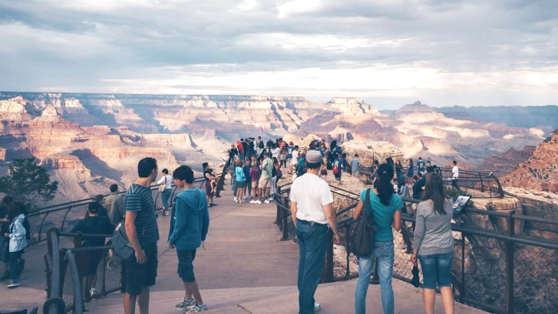 Pesonas en un mirador del Gran Cañon en Estados unidos