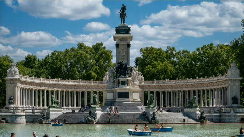 Monumento y lago en Madrid España